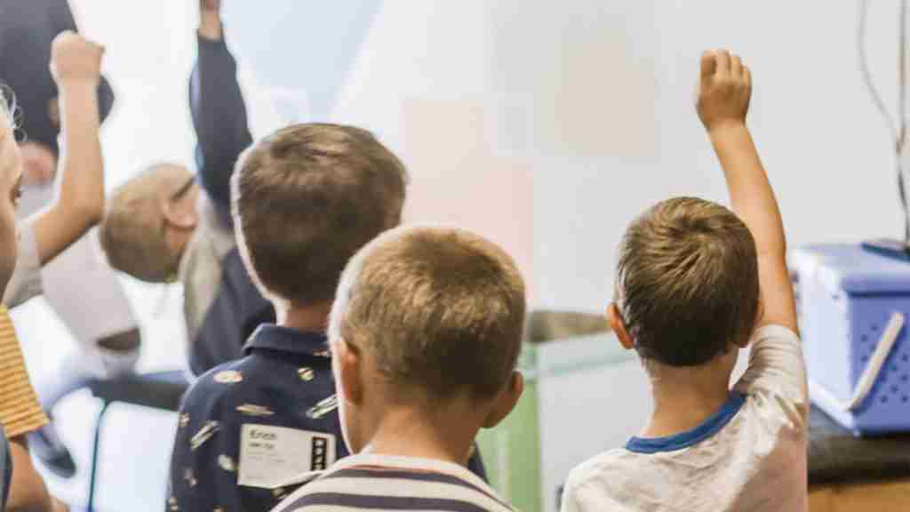 Meta-analisi dei Programmi di contrasto della povertà educativa: in foto bambini in classe.