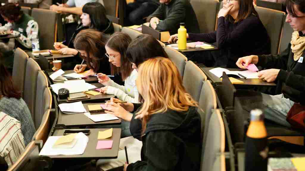In foto alcuni studenti del training Eureka che mira a formare gli innovatori urbani del futuro.
