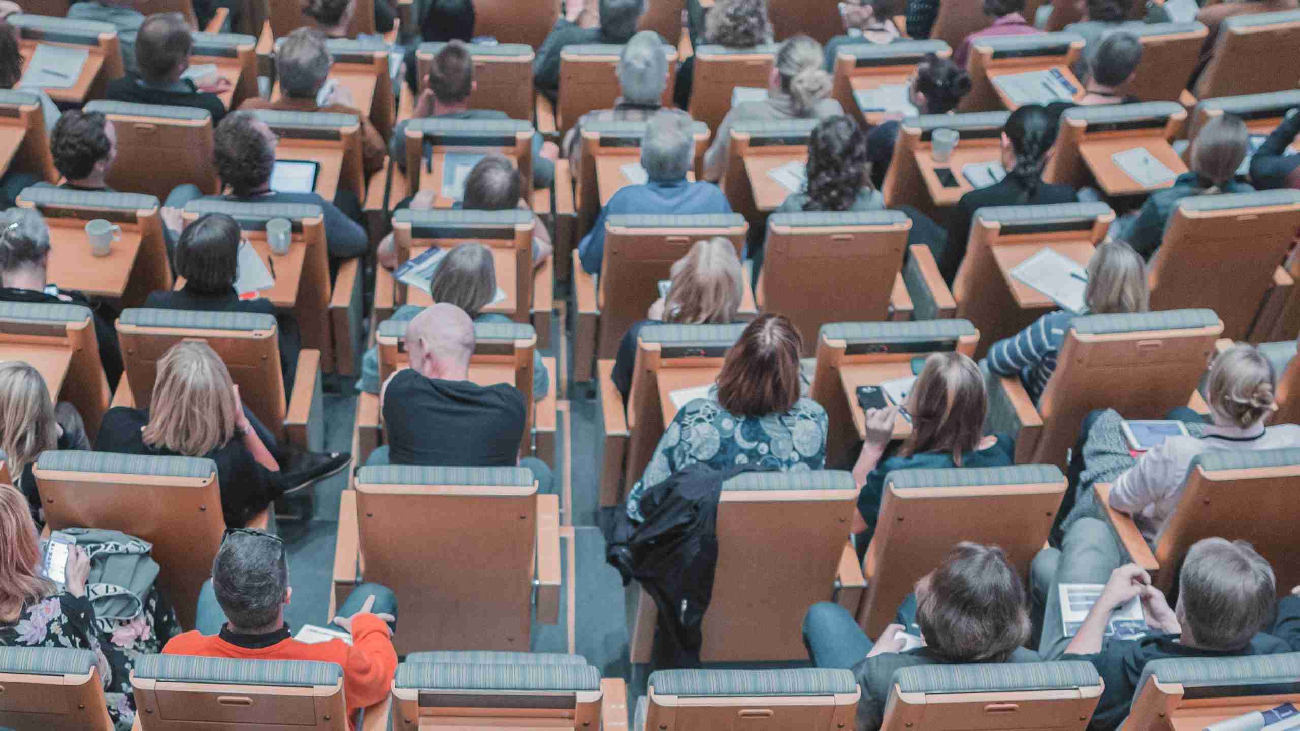 Foto rappresentativa del progetto. Un gruppo di studenti assiste ad una lezione universitaria.