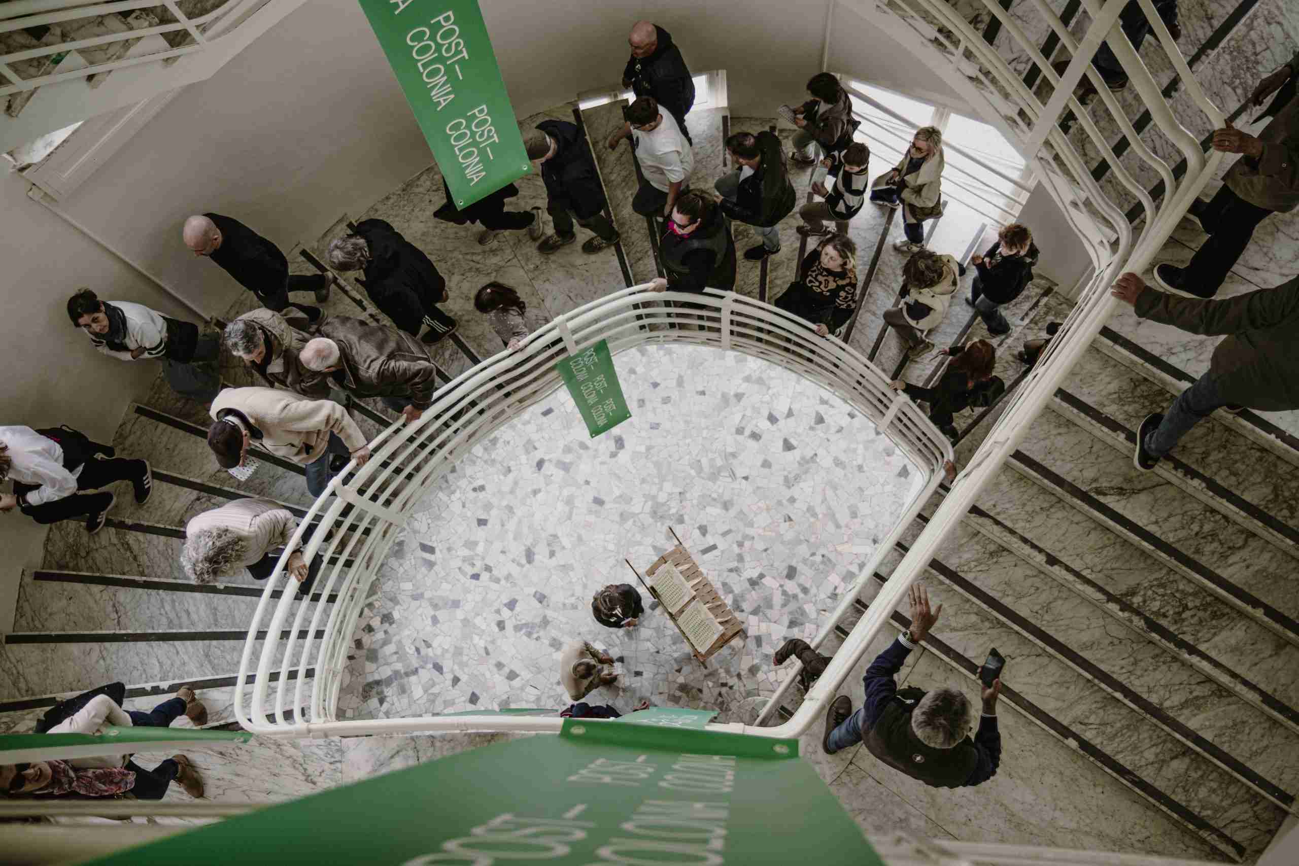 Foto del pubblico partecipante a post-colonia