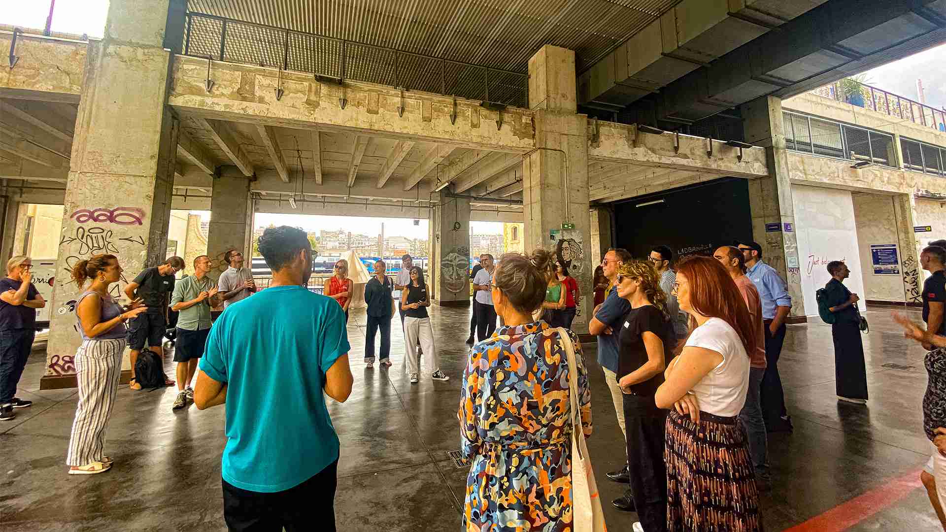 Usi temporanei degli spazi: questo l'argomento principale del progetto T-Factor nella cui foto sono ritratti i partner europei durante un meeting